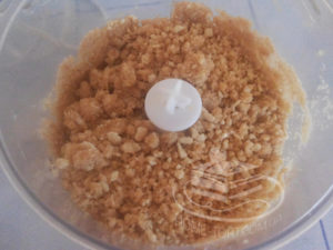 Измельченное песочное печенье с малом для чизкейка
